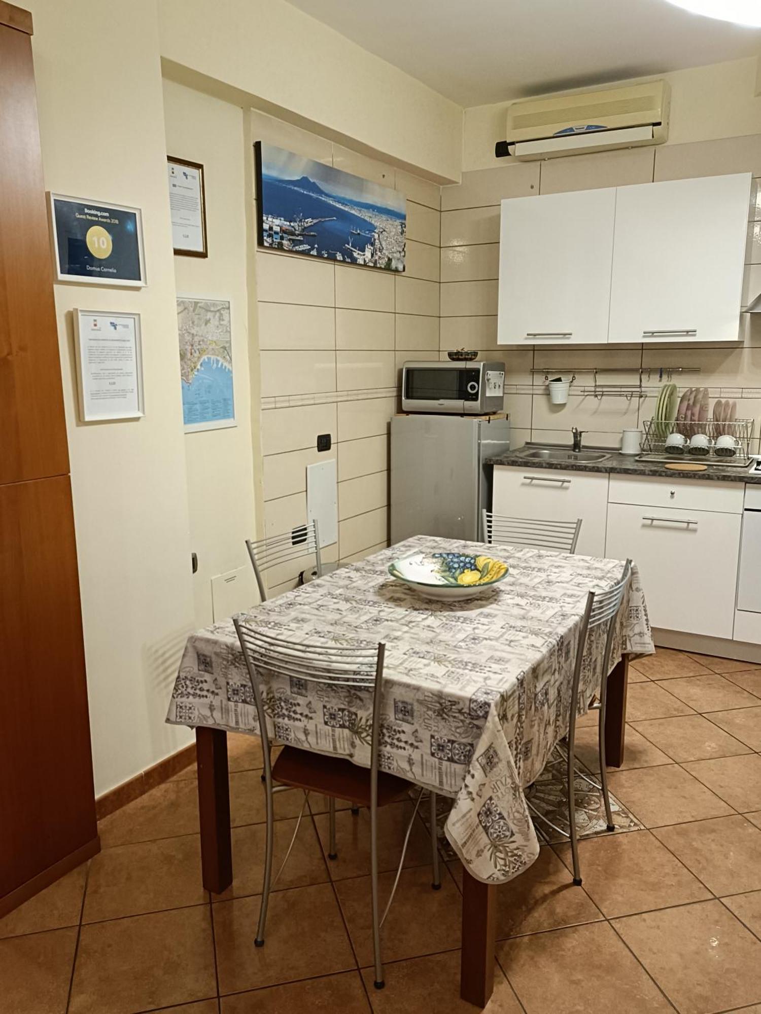 Domus Cornelia Apartment Наполи Стая снимка